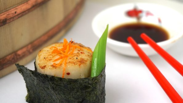 Gunkanmaki Sushi mit gebratener Jakobsmuschel