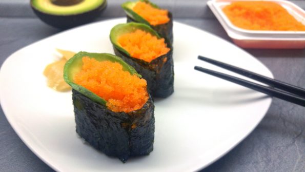 Gunkanmaki mit Masago und Avocado