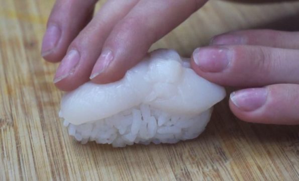 Nigiri Sushi mit Jakobsmuschel formen