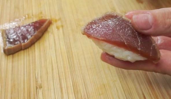 Nigiri Sushi mit eingelegtem Thunfisch formen