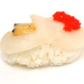 Nigiri Sushi mit roher Jakobsmuschel