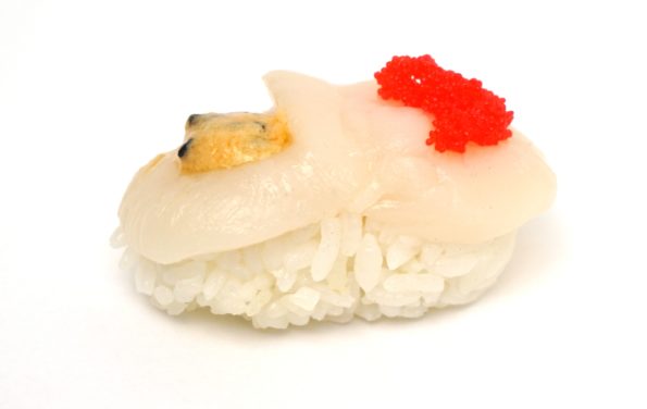 Nigiri Sushi mit roher Jakobsmuschel