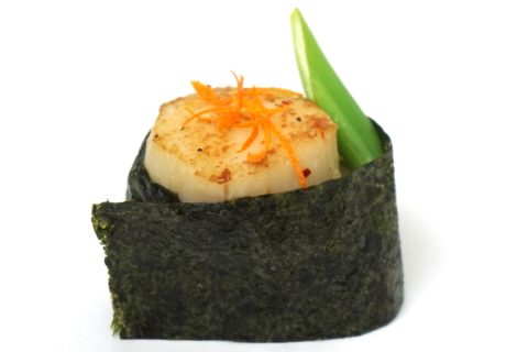Gunkanmaki Sushi mit gebratener Jakobsmuschel