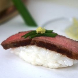 Nigiri Sushi mit Rumpsteak und echtem Wasabi