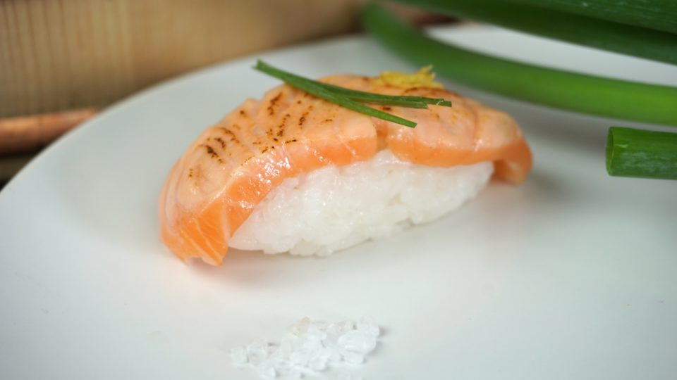 Flambiertes Lachs Nigiri Sushi mit Feuer! SushiLiebhaber
