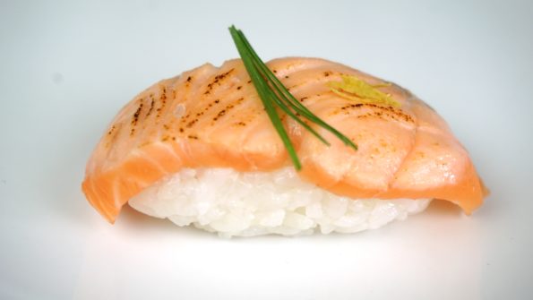 Vorschaubild flambiertes Lachs Nigiri Sushi