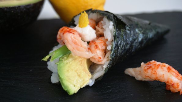 Temaki Sushi mit Flusskrebsen, Avocado, Meerrettich und Zitronenzeste