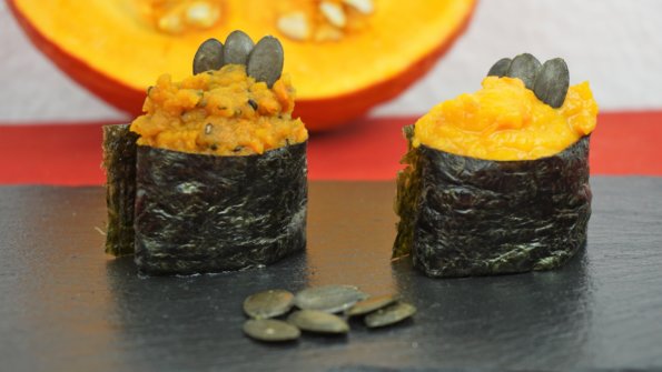Gunkanmaki Sushi mit zweierlei Hokkaido Kürbispüree