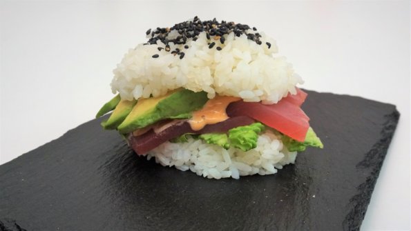 Sushi Burger - grüner Salat, roher Thunfisch, spicy Mayo und Avocado