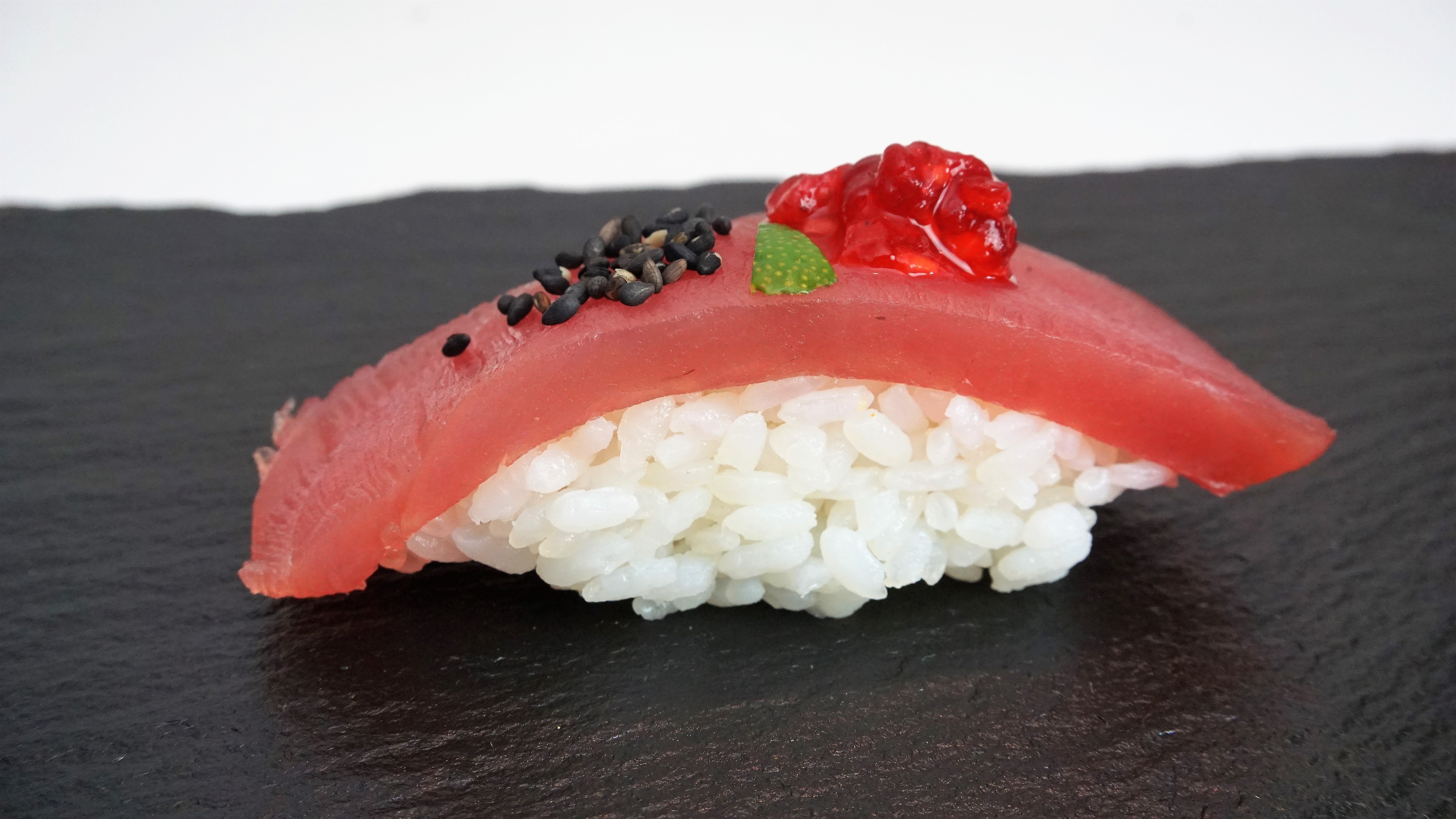 Thunfisch Nigiri mit Himbeerpüree - Sushi-Liebhaber